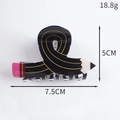 Dettaglio del fermaglio per capelli a forma di matita con strisce nere e gialle e gomma rosa - Stile Matita Nera Incrociata