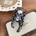 Detail einer gotischen Spinnen-Haarklammer mit Totenkopfmuster und Knochenstruktur - Schädel