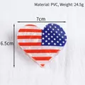Detail einer 7 cm herzförmigen Haarklammer mit USA-Flaggenmuster auf weißem Stoff - Herz USA Flagge
