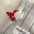 Dettaglio molletta per capelli in acetato con pesce rosso bianco e pinne rosse marmo - Rosso (A696)