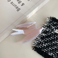 Molla per capelli a forma di rondine in acetato rosa su tessuto tweed e libro bianco - Rosa
