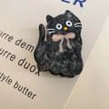 Dettaglio della graziosa molletta per capelli a gatto nero in acetato con fiocco rosa - Nero