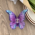 Détail de la pince à cheveux papillon avec dégradé violet et texture d'aile précise - Violet Dégradé