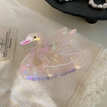 Dettaglio molletta per capelli a cigno rosa perlato su tessuto a maglia bianco - 2# Rosa Iridescente