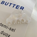 Detailansicht der perlmuttweißen Haarklammer aus Acetat mit Barrette La France-Schriftzug - Perlmuttweiß (8.7cm)