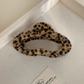 Dettaglio di un grande fermaglio per capelli in acetato di cellulosa con stampa leopardata - Stile Ovale Irregolare / Stampa leopardata
