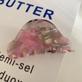 Détail d'une pince à cheveux en résine marbrée rose avec lettrage Barrette La France - Rose (8.7cm)