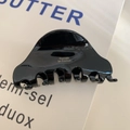 Détail de la pince à cheveux en acétate noir brillant avec lettrage doré élégant - Noir (8.7cm)