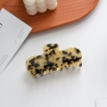 Pinza para el pelo grande de acetato carey con texto dorado de Barrette La France - Carey Beige