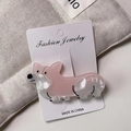 Nahaufnahme einer rosa Corgi-Haarklammer aus glänzendem Acetat auf einer Karte - Rosa