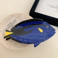 Dettaglio macro di un fermaglio per capelli a forma di pesce blu su vassoio in marmo - 1# Pesce Blu