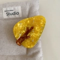 Dettaglio del fermaglio per capelli in acetato a forma di albero di Natale giallo con strass - Albero Giallo