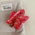 Dettaglio della molletta per capelli a foglia d'acero in acetato rosa con piccoli strass - Albero Rosso