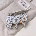 Dettaglio del fermaglio per capelli in acetato con motivo maculato e linee dorate - Leopardo a Macchie Caffè (9cm)