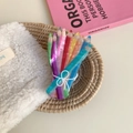 Pinza per capelli a forma di matite colorate arcobaleno con un fiocco bianco - 8cm / Rainbow Pencil Bundle (Acrylic)