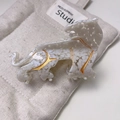 Dettaglio della pinza per capelli a forma di leopardo in acetato bianco e oro - Leopardo Punto Bianco