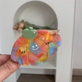Dettaglio pinza per capelli a zucca colorata in acetato con faccina e strass brillanti - Forma di Zucca / Arcobaleno