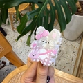 Dettaglio molletta per capelli a forma di orso in acrilico con fiocco rosa e coniglio - Orso (Borsa Coniglio) / Bianco
