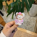 Dettaglio molletta per capelli a forma di orso in acetato perlato con pois rosa carini - Orso Con Cappello Marrone (Gonna a Stelle) / Rosa