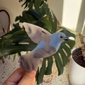 Détail d'une pince à cheveux en forme d'oiseau bleu avec texture marbrée en acétate - Oiseau Gris Bleu