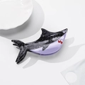 Dettaglio della pinza per capelli a forma di squalo con trama marmorea e finitura viola - Squalo Nero 10.6cm