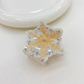 Detailopname van de sneeuwvlok haarklem met gouden patronen en glanzende strass - Crèmewitte Sneeuwvlok Haarklem / Witte Sneeuwvlok