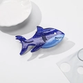 Dettaglio della molletta a forma di squalo con finitura glitter blu scuro e dettagli - Squalo Blu 9.7cm
