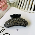 Détail d'une pince à cheveux élégante en résine noire avec ornements de strass complexes - Pince Sac d'Argent Strass / 1 pièce (environ 9,5x4,5x5cm) / Noir