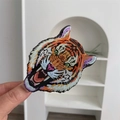 Pinza per capelli con un audace design a testa di tigre e colori vivaci - Pinza per capelli testa di tigre