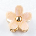 Détail d'une pince à cheveux fleur en résine pêche marbrée avec clip doré - Rose chair
