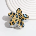 Dettaglio della pinza per capelli leopardata con motivo floreale tropicale blu e giallo - Leopardato Blu
