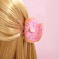 Nahaufnahme einer rosa Donut-Haarklammer mit Streuseln auf blondem Haar - 6.4CM / Rosa