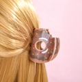 Detailansicht einer Schoko-Donut-Haarklammer mit bunten Streuseln auf langem blondem Haar - 6.4CM / Kaffeebraun