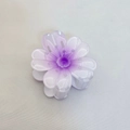 Dettaglio macro della molletta per capelli a fiore viola sfumato in acetato lucido - Bianco Cuore Viola Girasole