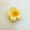 Vista dettagliata dall'alto di una molletta per capelli a fiore giallo su tessuto bianco - Giallo Chiaro Girasole