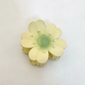 Gros plan sur la pince à cheveux tournesol jaune et vert sur fond de tissu blanc - Jaune Clair Mat Cœur Vert Tournesol