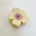 Détail de la pince à cheveux frangipani crème mat avec un dégradé violet au centre - Jaune Clair Mat Cœur Violet Tournesol