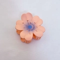 Détail d'une pince à cheveux fleur de cerisier rose corail mat avec dégradé violet central - Orange Clair Mat Tournesol