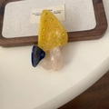 Dettaglio di una molletta per capelli a fungo con trama marmorizzata e strass gialli - Fungo Giallo e Blu Scuro