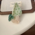 Dettaglio del fermaglio a fungo con strass verdi e farfalla effetto marmo lucido - Fungo Verde Chiaro e Blu
