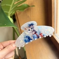 Dettaglio di un mollettone in acrilico perlato con motivi di gatti e scatole regalo - Regalo di Gatto