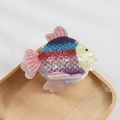 Détail d'une pince à cheveux en forme de poisson avec écailles colorées et fini nacré - Style E Poisson (9.3cm)
