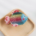 Détail d'une pince à cheveux en forme de poisson arc-en-ciel avec écailles colorées - Style B Poisson (9.3cm)