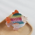 Vue détaillée d'une pince à cheveux en acétate en forme de poisson coloré avec dégradé - Style D Poisson (9.3cm)