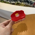 Gros plan sur une pince à cheveux camélia rouge vif avec des pétales brillants - Lotus Rouge