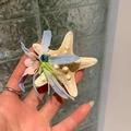 Detaillierte Nahaufnahme einer Seestern-Haarklammer mit Seidenblumen und blauem Stein - Blaue Blume Haarklammer (6cm) / 6cm