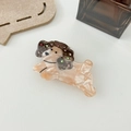 Détail de la pince à cheveux chien en acétate marbré avec strass colorés sur l'oreille - Orange Clair Bijou (9cm)