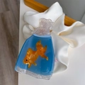 Primer plano detallado de una pinza para el cabello de acetato con pez dorado y agua azul - Estilo Botella Deriva Pez Dorado Azul