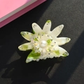 Pince à cheveux élégante en forme de fleur blanche avec pétales verts et perle - Style E Tournesol