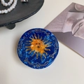Detail der sonnenförmigen Acetat-Haarklammer mit blauem Marmormuster und Goldakzenten - Blauer Sonnen-Haarclip